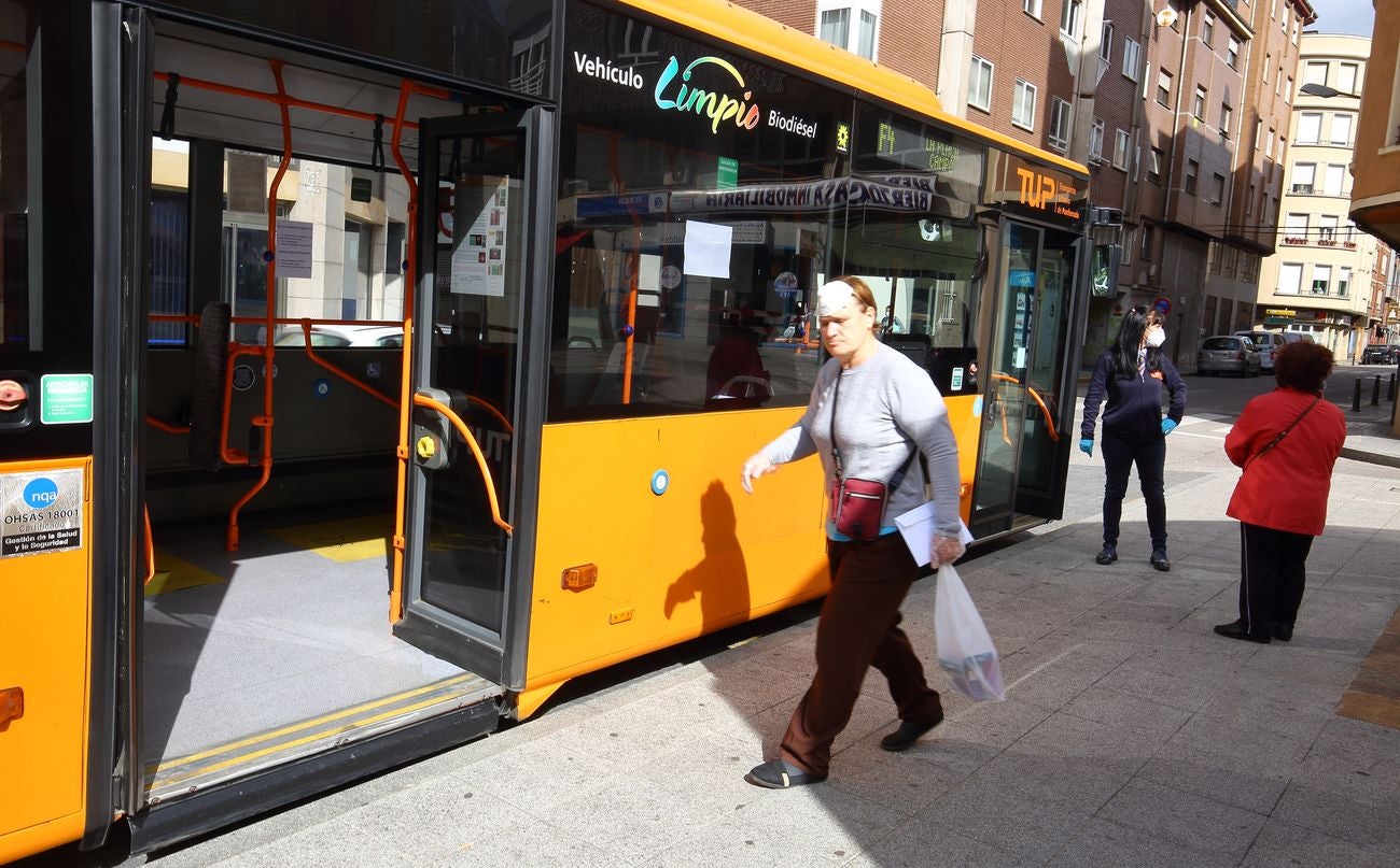 Policía Nacional y Local, además de Protección Civil, han procedido este lunes al reparto de mascarillas a usuarios de buses urbanos. La necesidad de llevar este elemento de protección es obligatoria en la actualidad en este tipo de transporte.