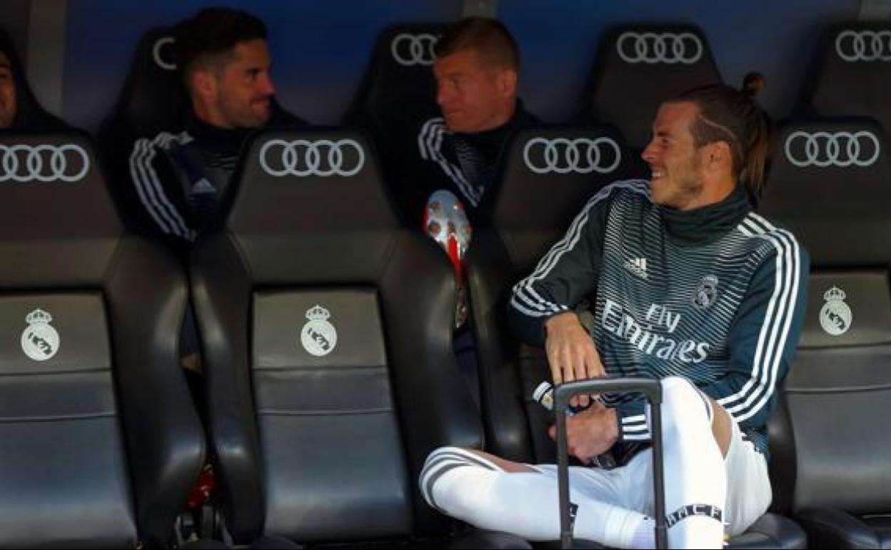 Gareth Bale, en primer término, en el banquillo del Real Madrid. 