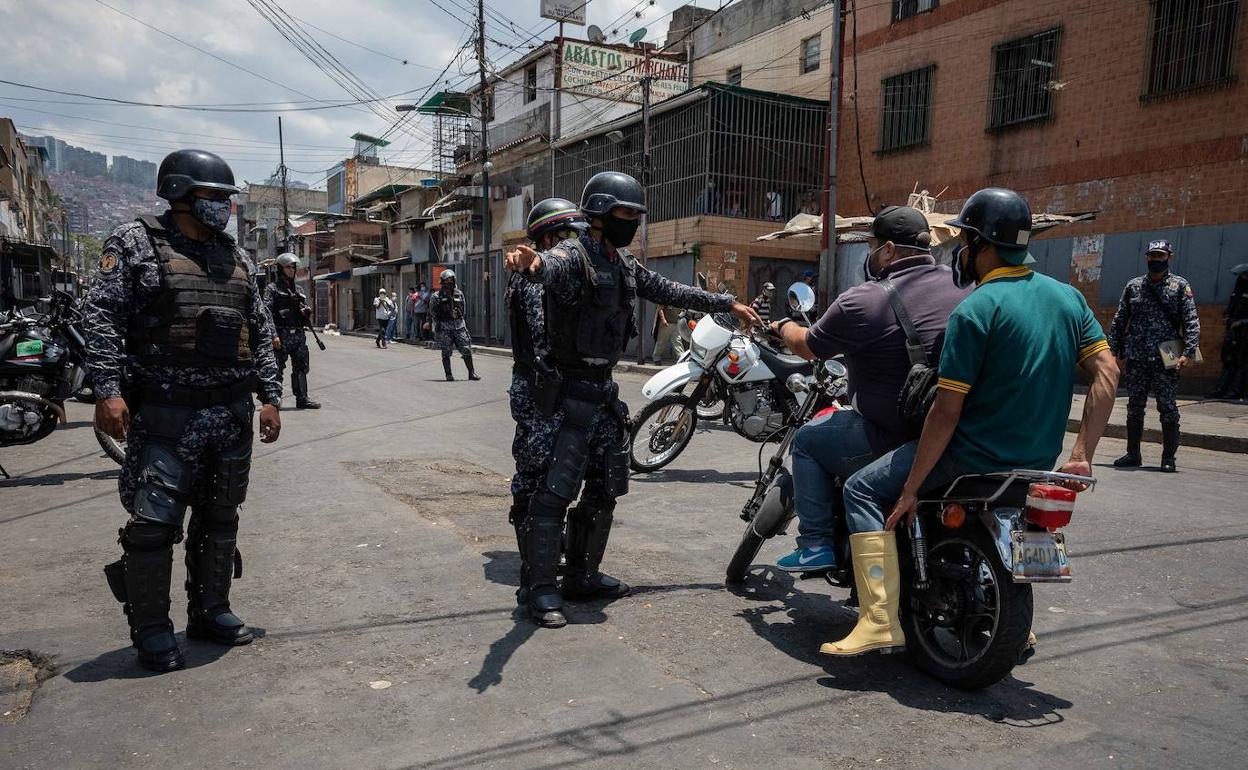 Agentes de la Policía Nacional Bolivariana realizan un control en una calle de Caracas.