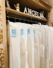 Imagen secundaria 2 - Los trajes, enfundados, esperan en la tienda de Angeli. 