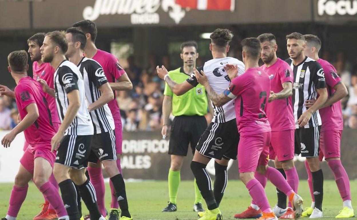 Un momento de tensión en la fase de ascenso 2019 entre el Cartagena y la Ponferradina