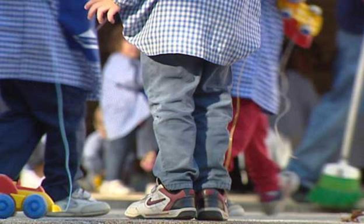 Imagen de unos niños en un patio de colegio.