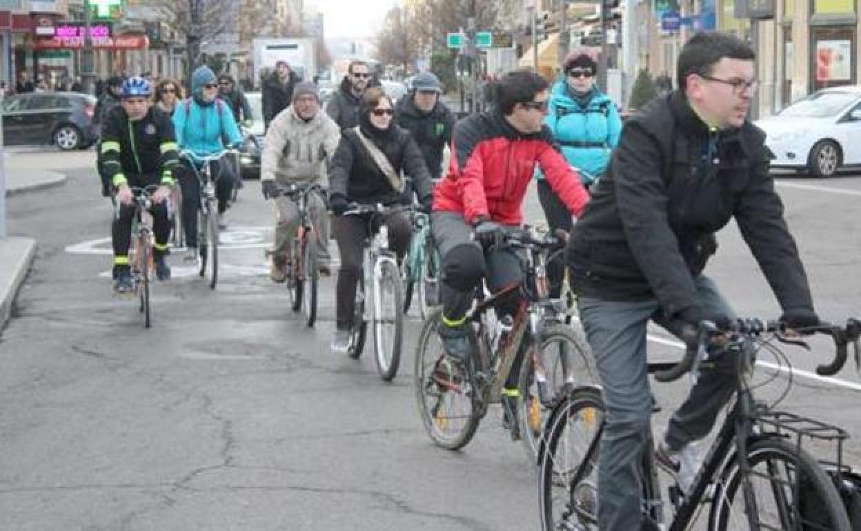 Participantes en una 'Bici Crítica' que se celebra mensualmente