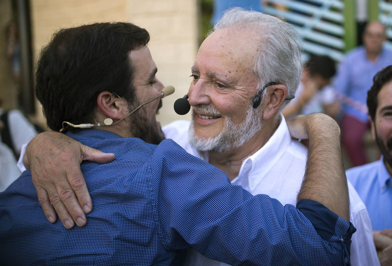 Julio Anguita saluda a Alberto Garzón durante un acto electoral de Podemos en Córdoba, en 2016.