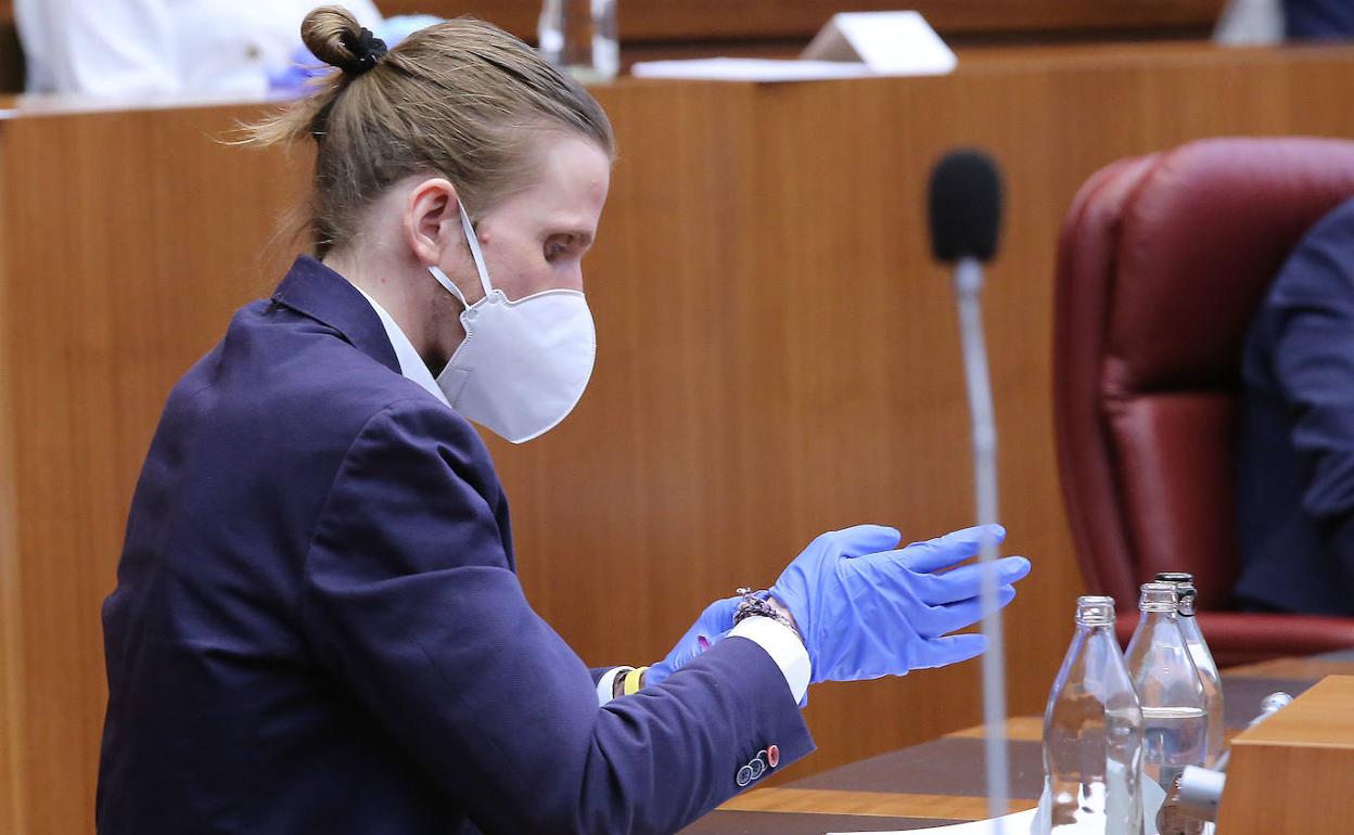 Fernández, en el pleno de las Cortes. 