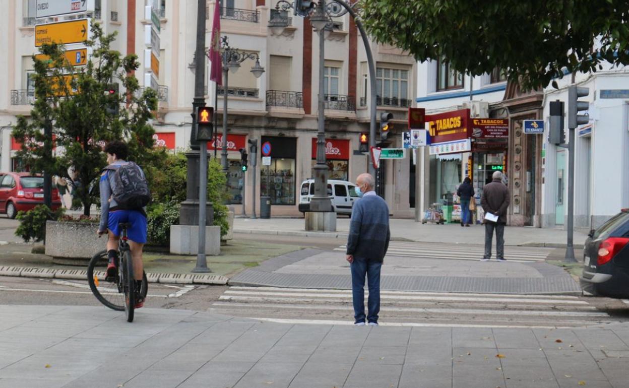 Personas caminan por la ciudad en este miércoles.