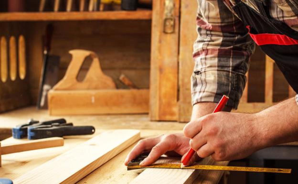 Un carpintero trabaja en su taller. 