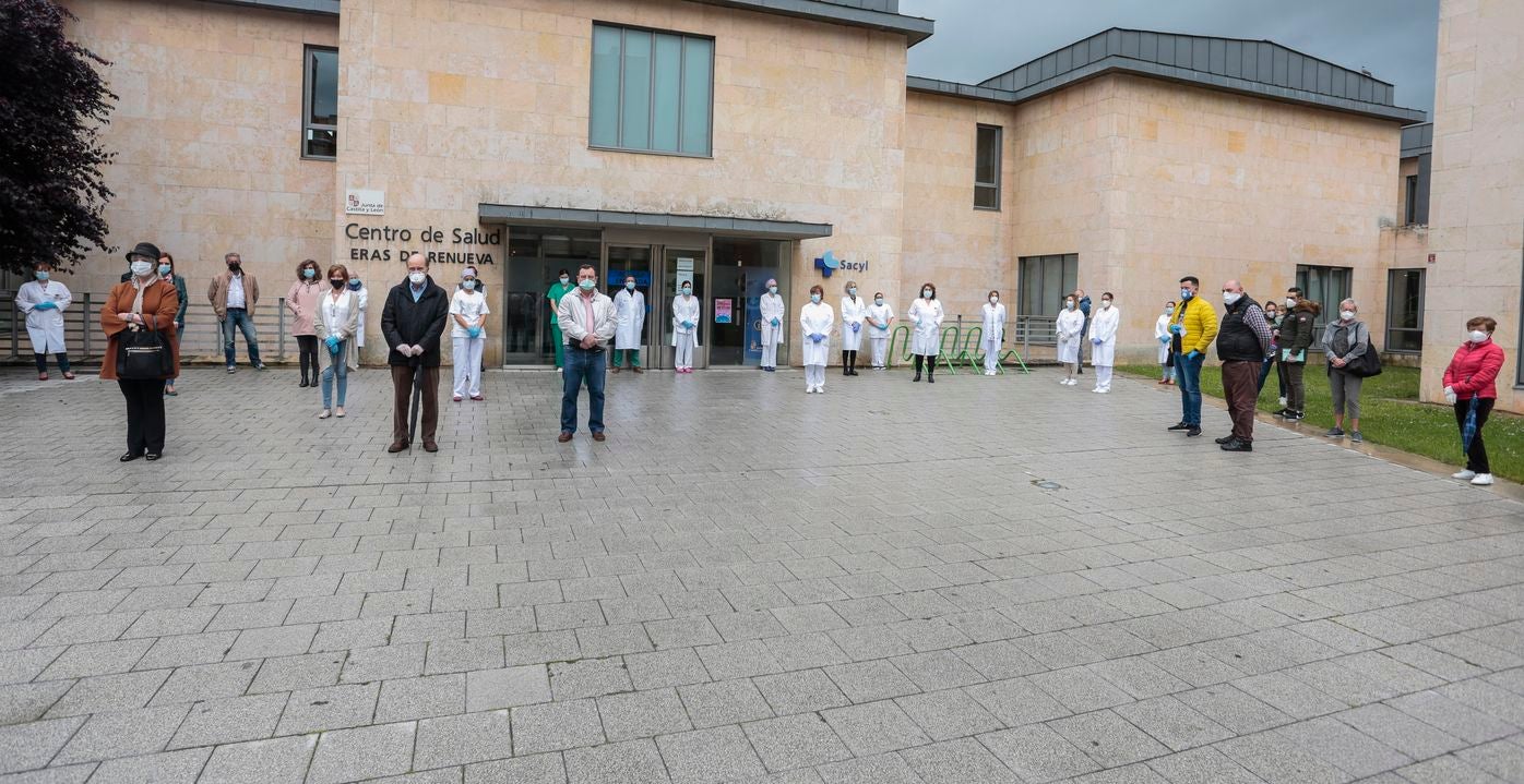 Algunos de los médicos concentrados en León durante el homenaje a los sanitarios fallecidos.