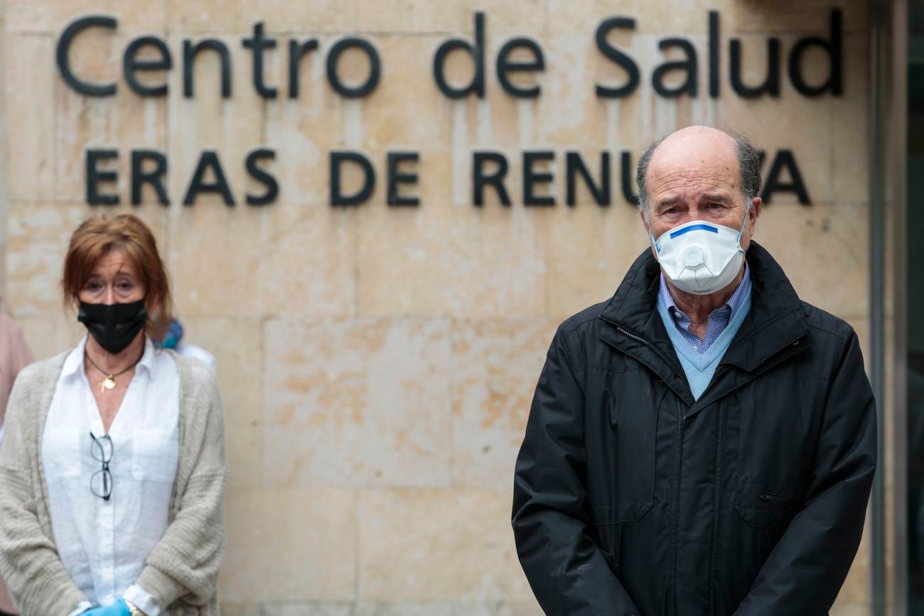 Algunos de los médicos concentrados en León durante el homenaje a los sanitarios fallecidos.