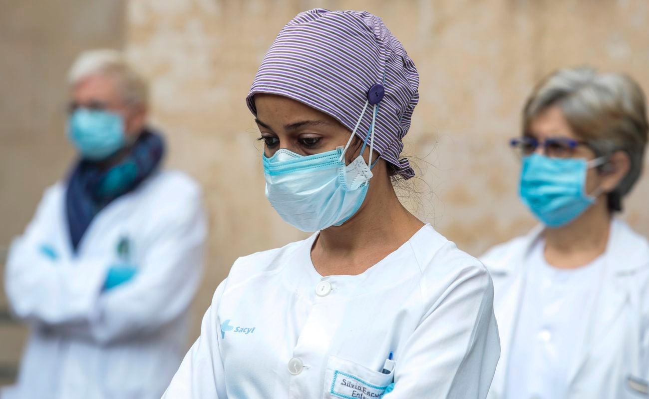 Algunos de los médicos concentrados en León durante el homenaje a los sanitarios fallecidos.