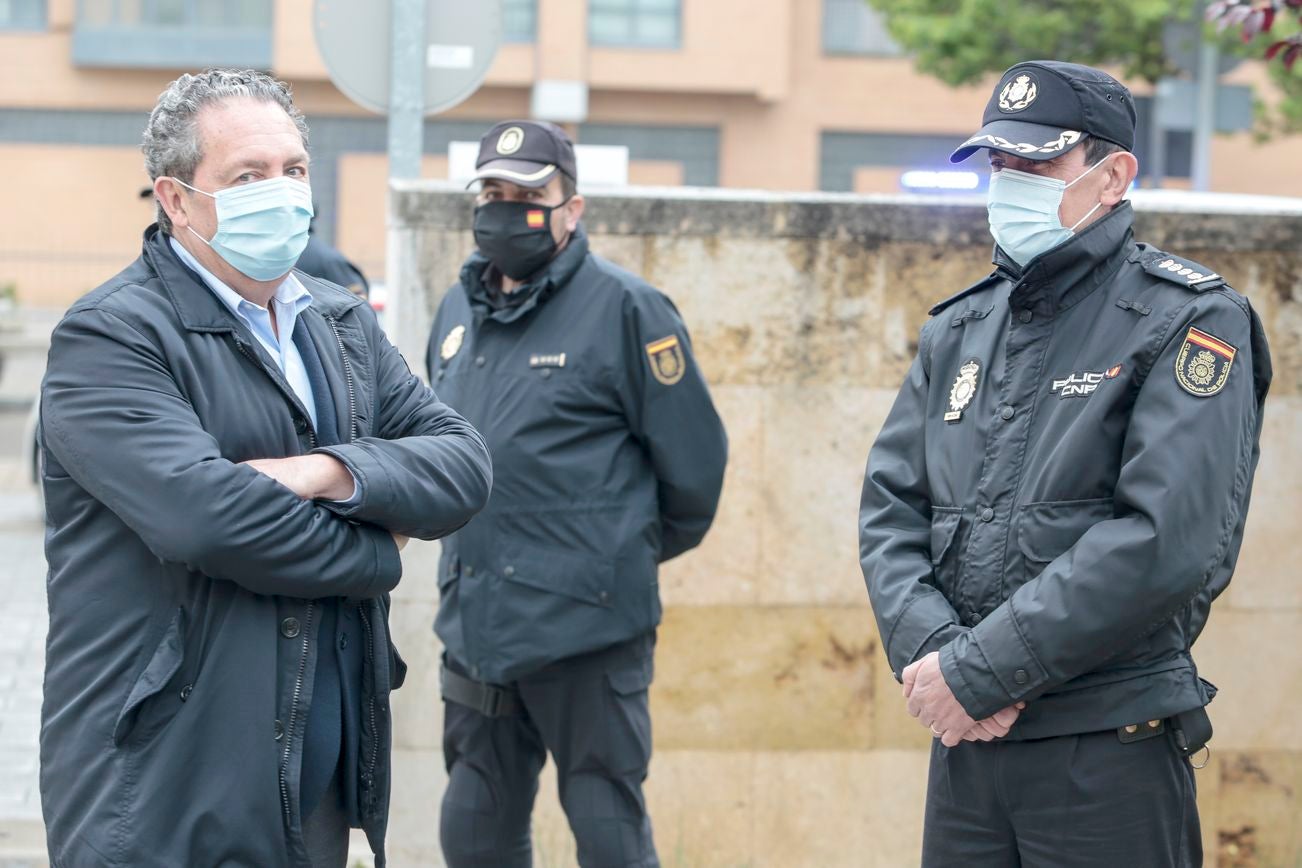 Algunos de los médicos concentrados en León durante el homenaje a los sanitarios fallecidos.