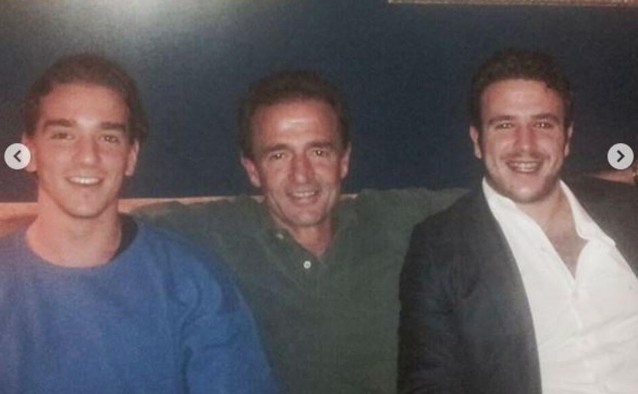 Clemente en una foto junto con su padre Alessandro y su hermano Álex.