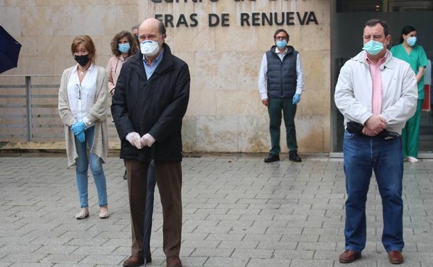 Villarig, en primer término, durante los dos minutos de silencio. 