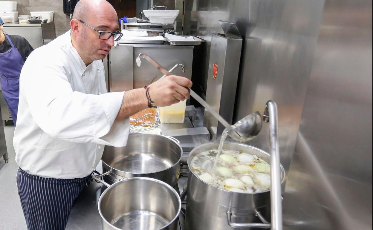 El cocinero leonés Juanjo Peréz, en la cocina de su restaurante. 