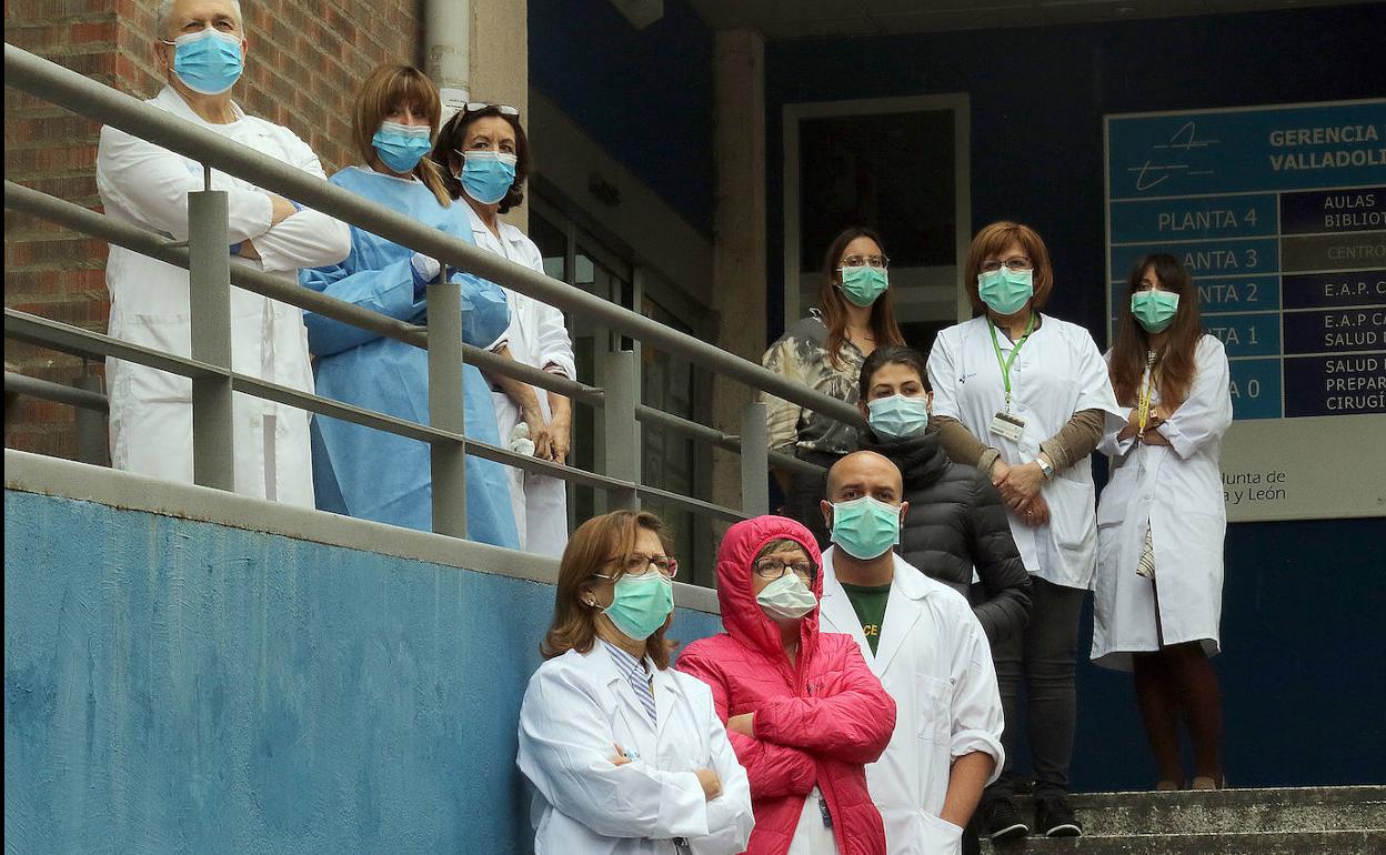 Minuto de silencio en el Centro de Salud Casa del Barco-Gamazo de Valladolid, por los médicos muertos por coronavirus .