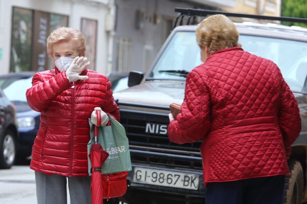 Varias personas pasean por las calles de Ponferrada durante el Estado de alarma en fase 0, cuando se cumplen dos meses desde su inicio. El Bierzo pasará a la fase 1 este lunes.