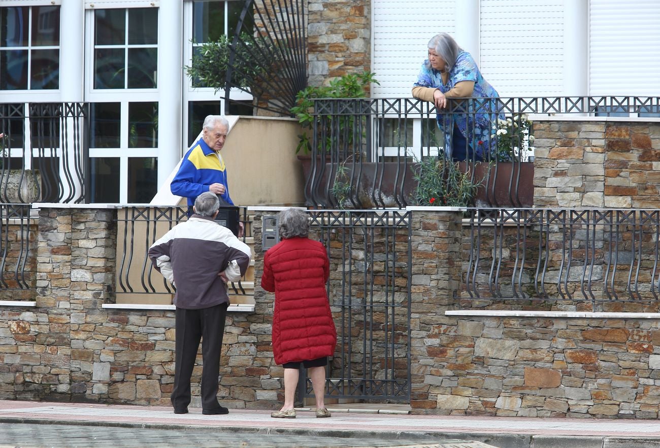 Varias personas pasean por las calles de Ponferrada durante el Estado de alarma en fase 0, cuando se cumplen dos meses desde su inicio. El Bierzo pasará a la fase 1 este lunes.