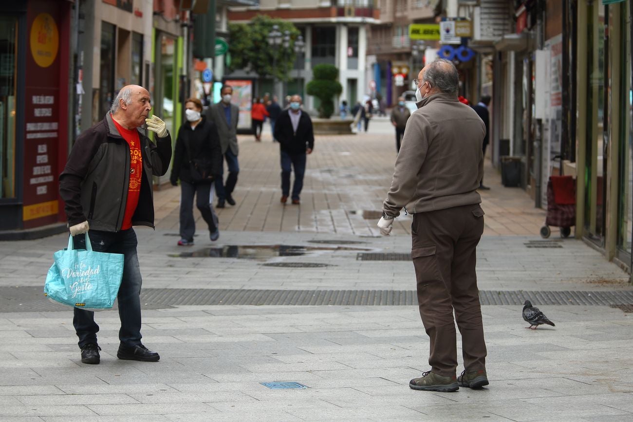 Varias personas pasean por las calles de Ponferrada durante el Estado de alarma en fase 0, cuando se cumplen dos meses desde su inicio. El Bierzo pasará a la fase 1 este lunes.