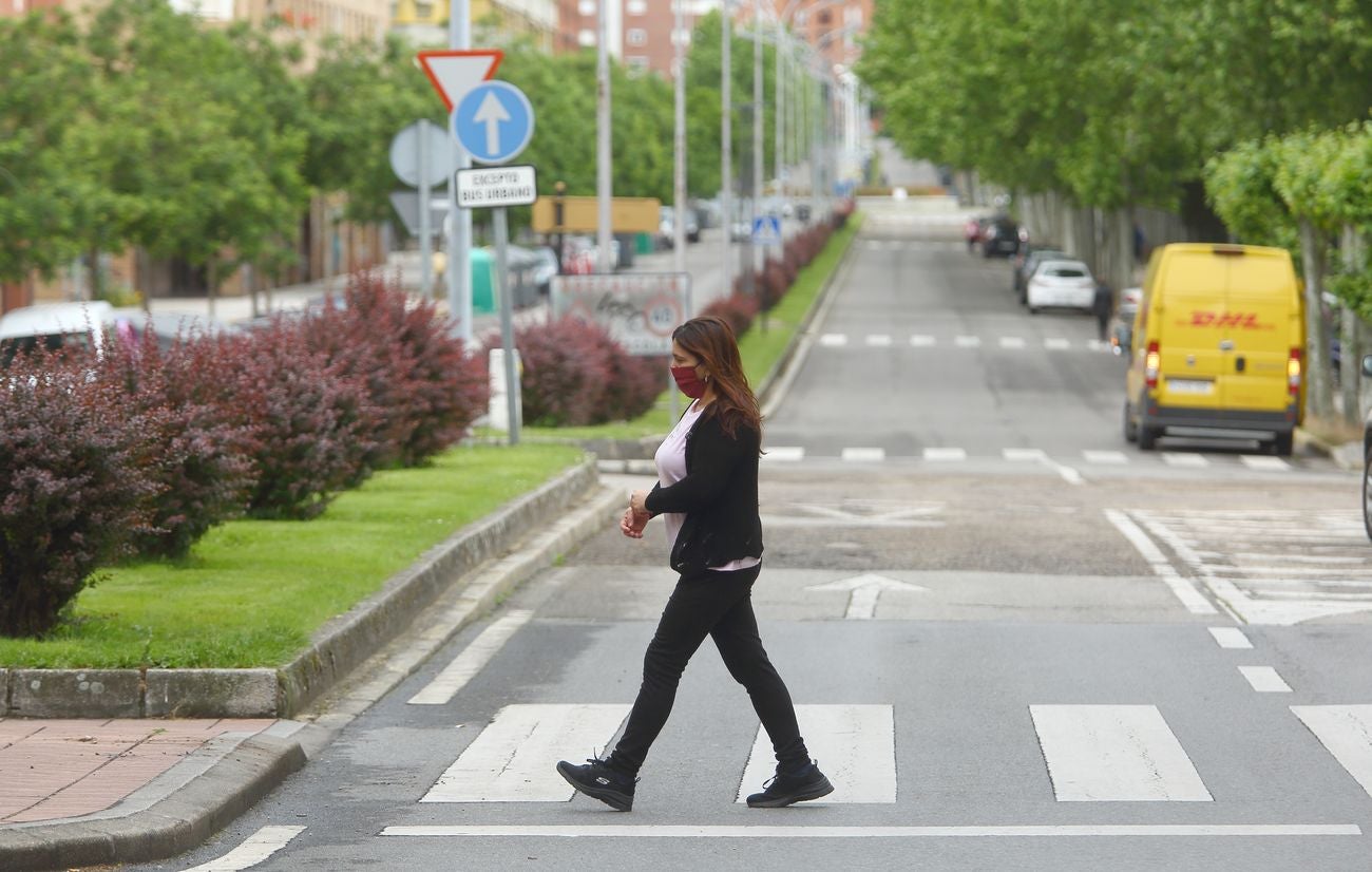 Varias personas pasean por las calles de Ponferrada durante el Estado de alarma en fase 0, cuando se cumplen dos meses desde su inicio. El Bierzo pasará a la fase 1 este lunes.