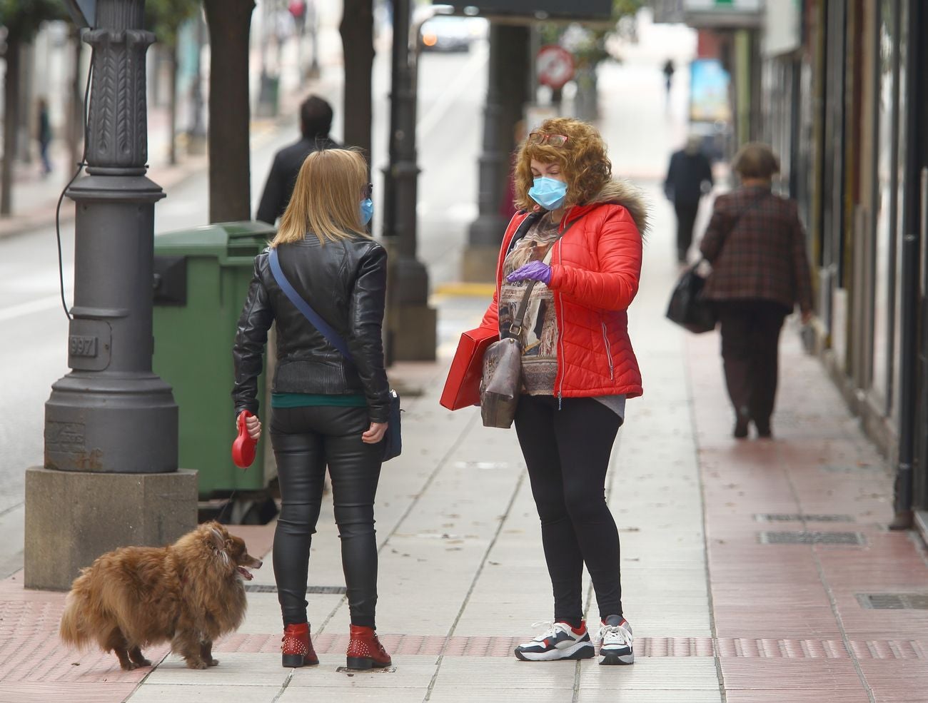 Varias personas pasean por las calles de Ponferrada durante el Estado de alarma en fase 0, cuando se cumplen dos meses desde su inicio. El Bierzo pasará a la fase 1 este lunes.