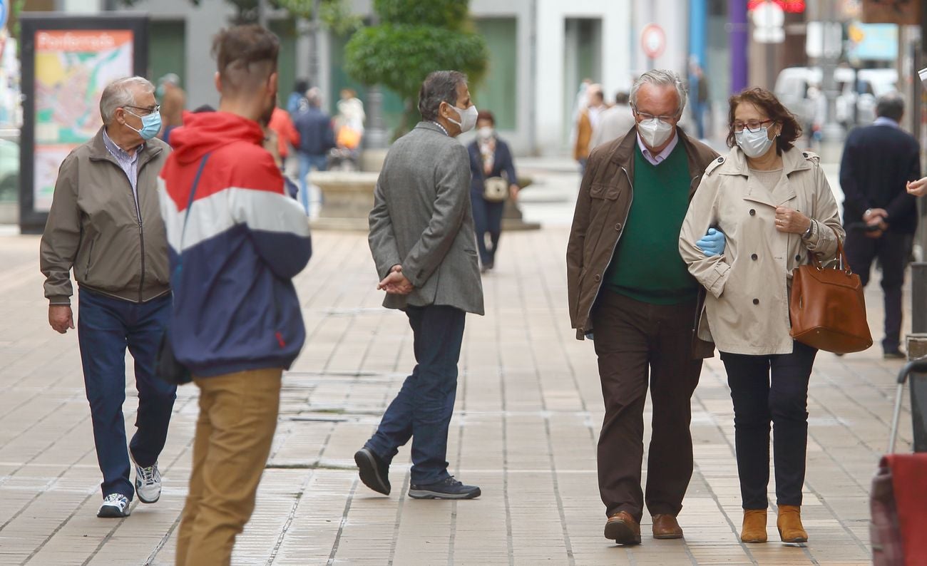 Varias personas pasean por las calles de Ponferrada durante el Estado de alarma en fase 0, cuando se cumplen dos meses desde su inicio. El Bierzo pasará a la fase 1 este lunes.