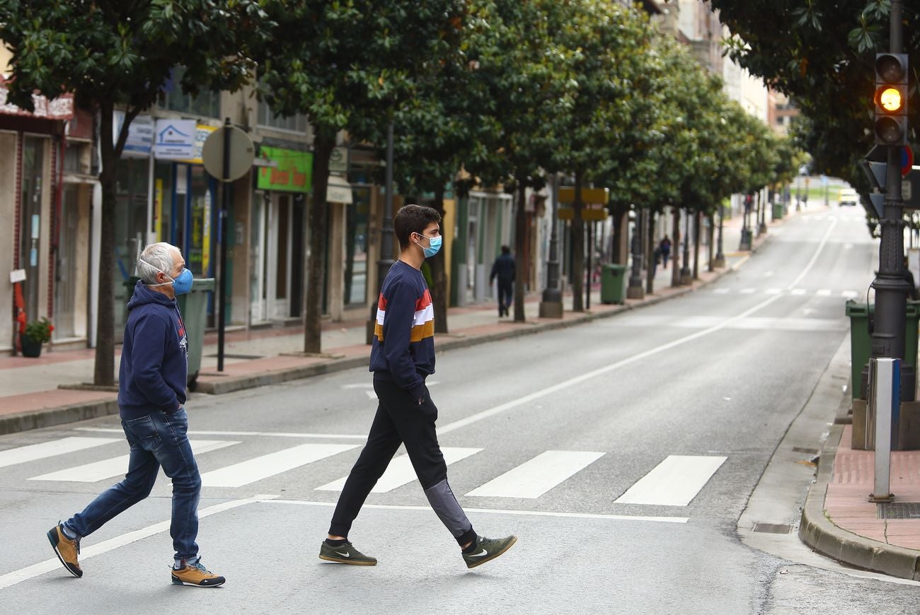 Varias personas pasean por las calles de Ponferrada durante el Estado de alarma en fase 0, cuando se cumplen dos meses desde su inicio. El Bierzo pasará a la fase 1 este lunes.