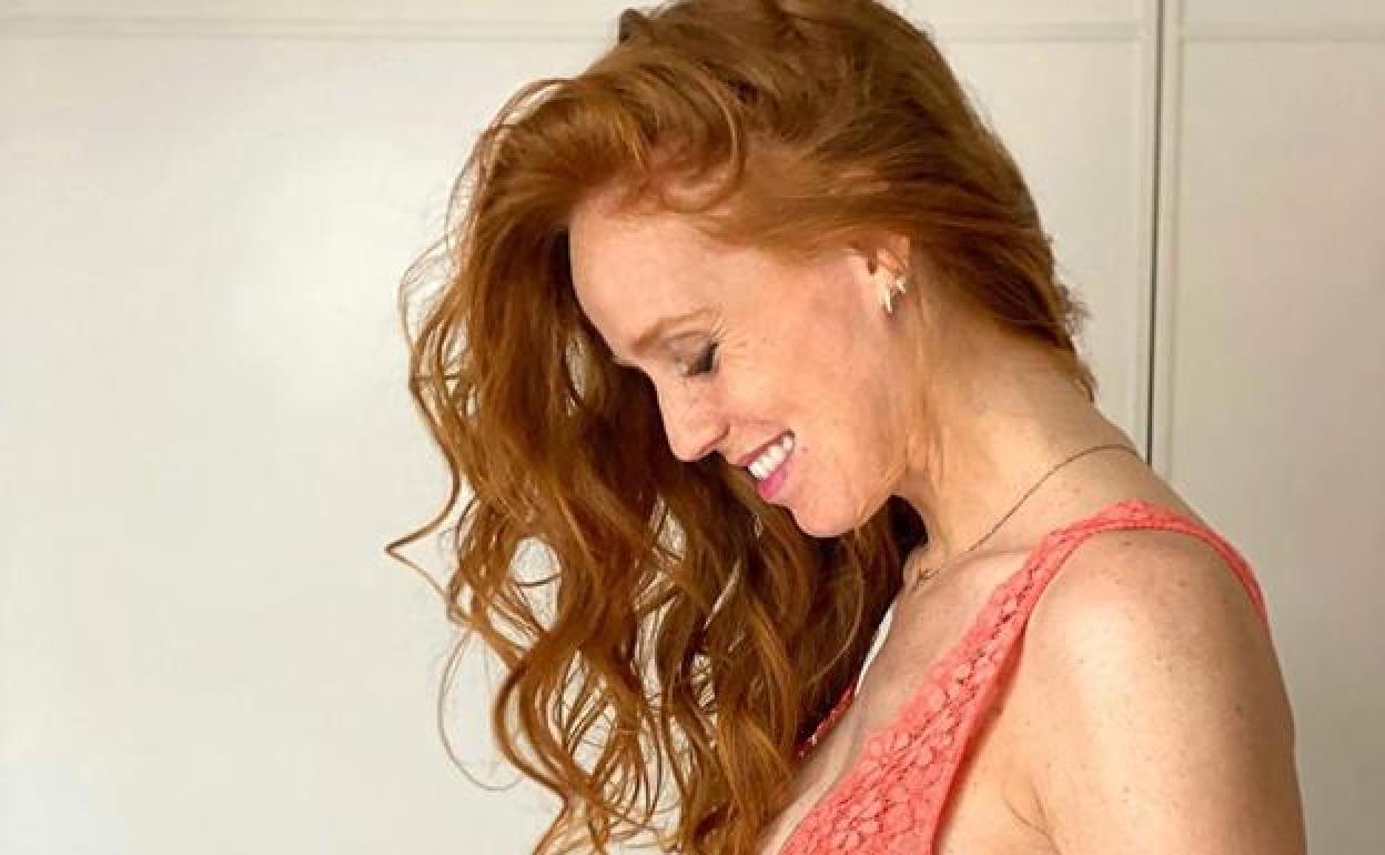 María Castro muestra su tripa de embarazada.