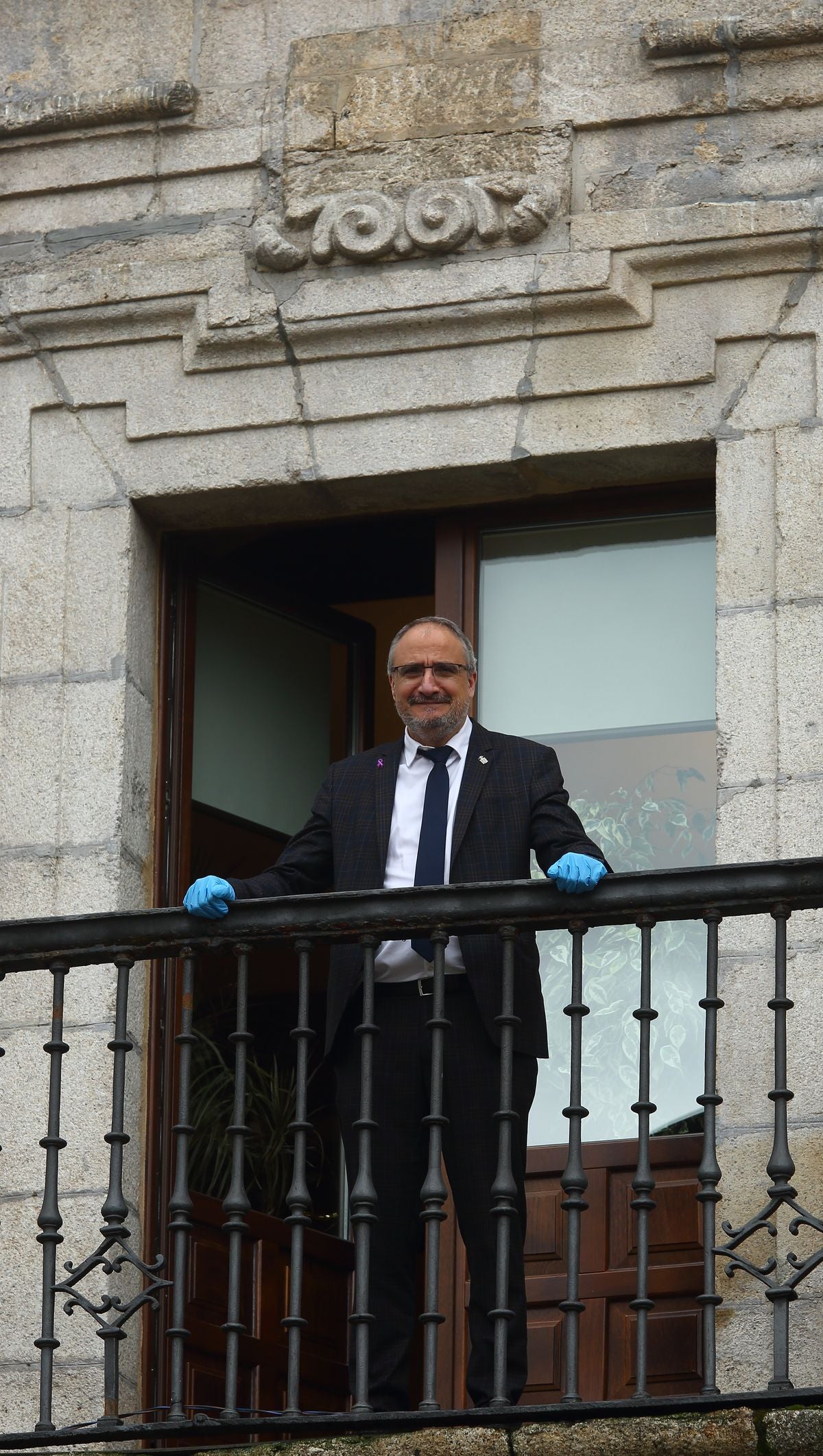 El alcalde de Ponferrada, Olegario Ramón, en el balcón del Ayuntamiento una vez que ha vuelto a la actividad.