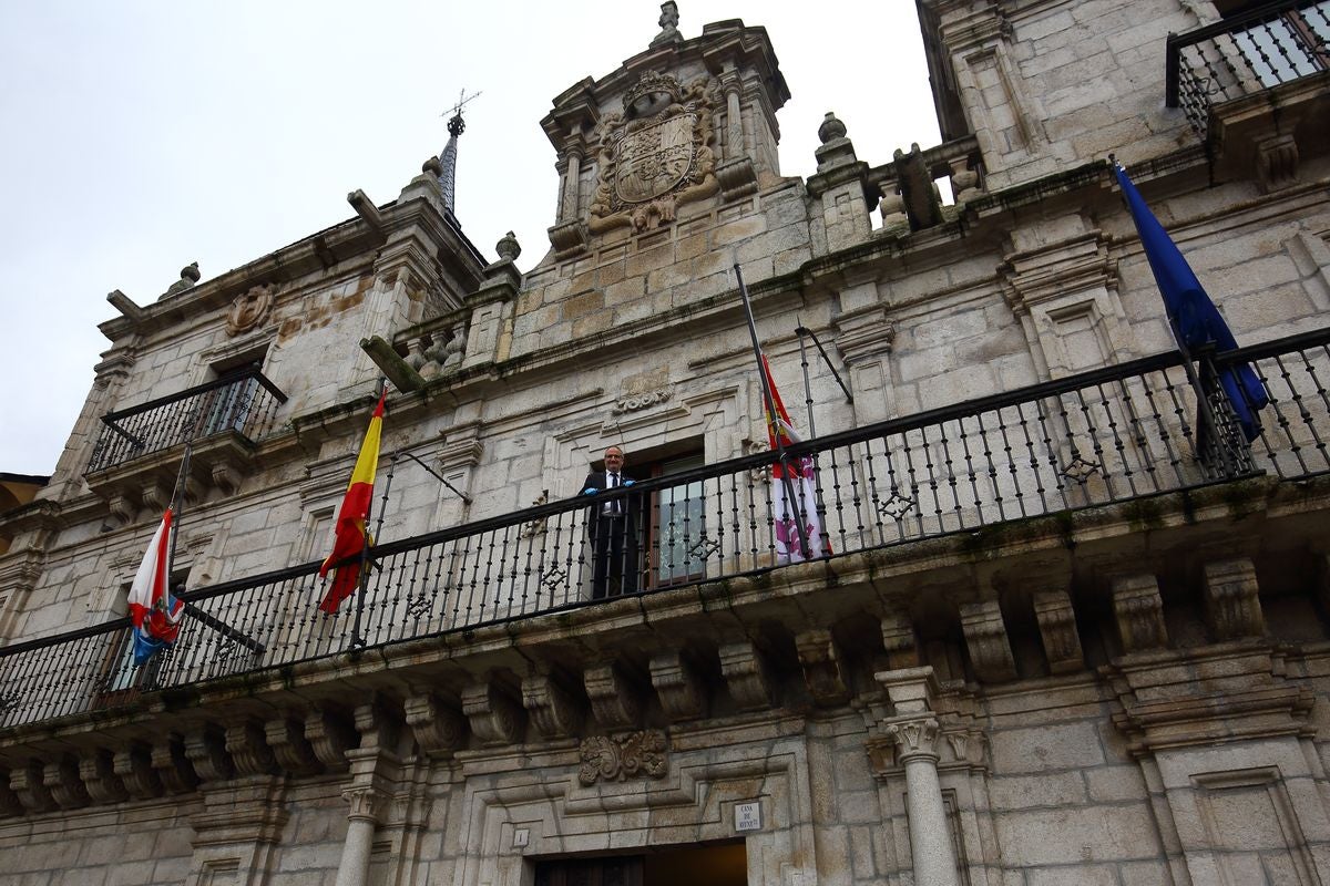 El alcalde de Ponferrada, Olegario Ramón, en el balcón del Ayuntamiento una vez que ha vuelto a la actividad.