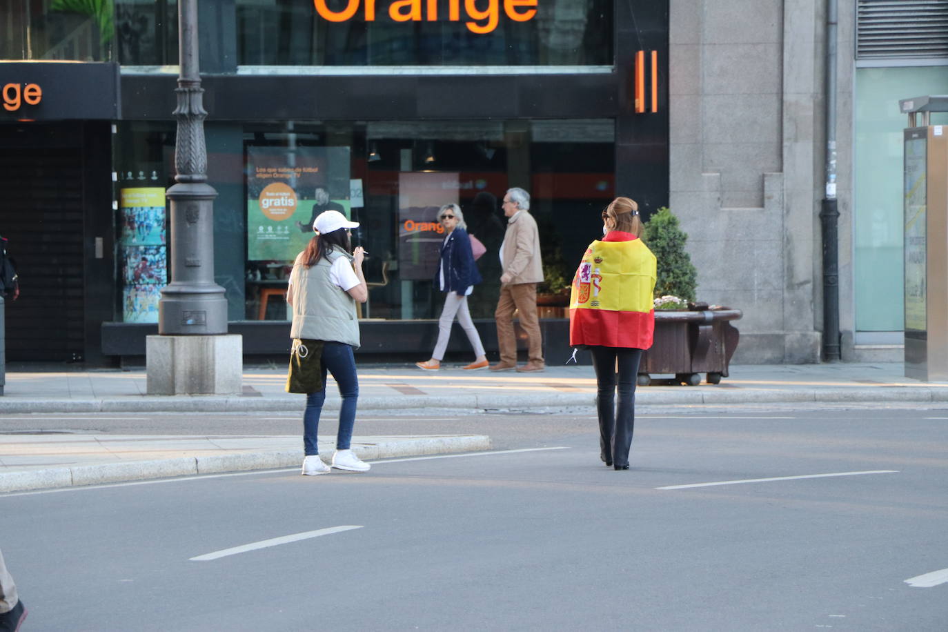 Más de 500 personas se concentraron este sábado, a las 21 horas, en la plaza de Santo Domingo de la capital leonesa para protestar contra el estado de alarma declarado para frenar la incidencia del COVID-19 y pedir la dimisión del Gobierno de España.