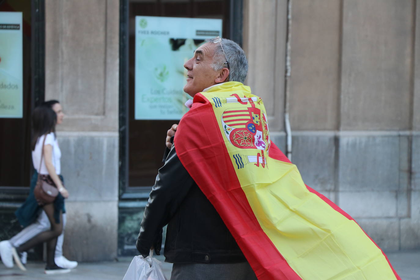 Más de 500 personas se concentraron este sábado, a las 21 horas, en la plaza de Santo Domingo de la capital leonesa para protestar contra el estado de alarma declarado para frenar la incidencia del COVID-19 y pedir la dimisión del Gobierno de España.