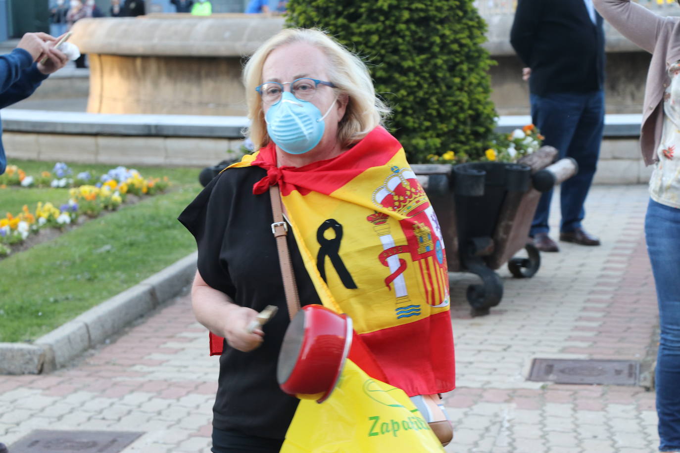 Más de 500 personas se concentraron este sábado, a las 21 horas, en la plaza de Santo Domingo de la capital leonesa para protestar contra el estado de alarma declarado para frenar la incidencia del COVID-19 y pedir la dimisión del Gobierno de España.