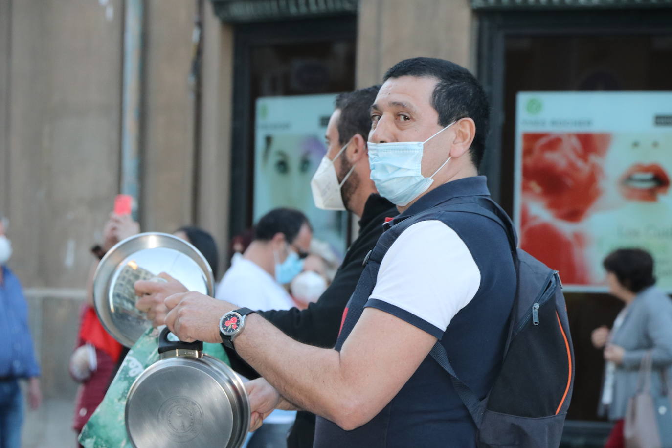 Más de 500 personas se concentraron este sábado, a las 21 horas, en la plaza de Santo Domingo de la capital leonesa para protestar contra el estado de alarma declarado para frenar la incidencia del COVID-19 y pedir la dimisión del Gobierno de España.