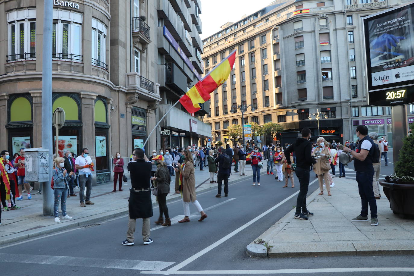 Más de 500 personas se concentraron este sábado, a las 21 horas, en la plaza de Santo Domingo de la capital leonesa para protestar contra el estado de alarma declarado para frenar la incidencia del COVID-19 y pedir la dimisión del Gobierno de España.