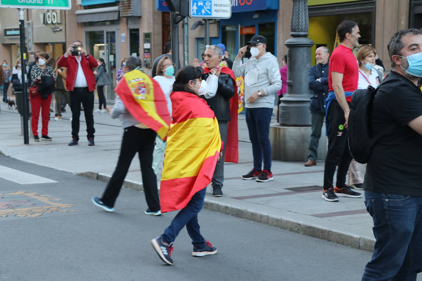 Más de 500 personas se concentraron este sábado, a las 21 horas, en la plaza de Santo Domingo de la capital leonesa para protestar contra el estado de alarma declarado para frenar la incidencia del COVID-19 y pedir la dimisión del Gobierno de España.