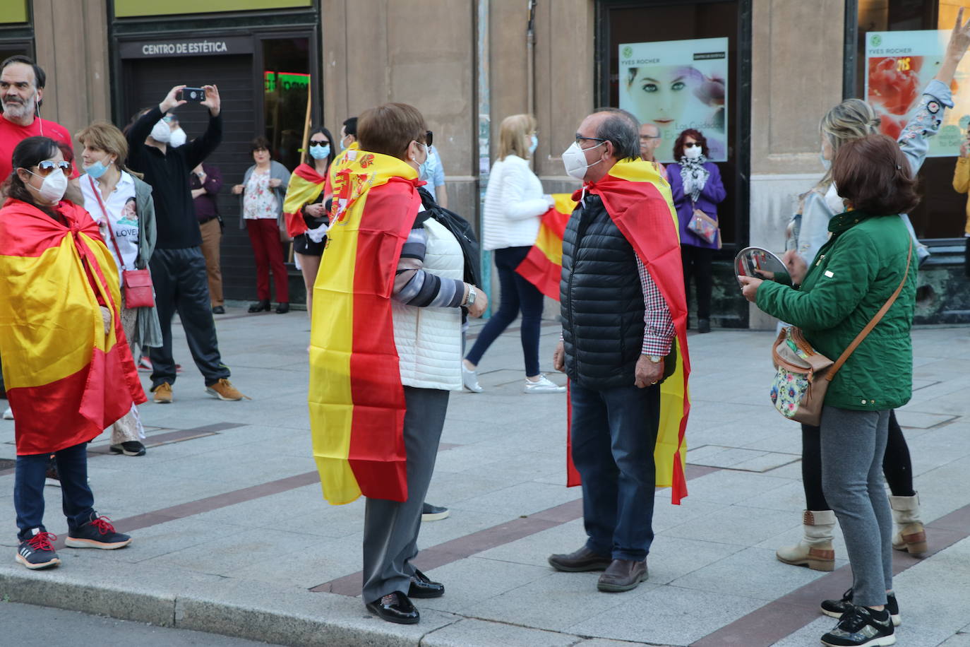 Más de 500 personas se concentraron este sábado, a las 21 horas, en la plaza de Santo Domingo de la capital leonesa para protestar contra el estado de alarma declarado para frenar la incidencia del COVID-19 y pedir la dimisión del Gobierno de España.