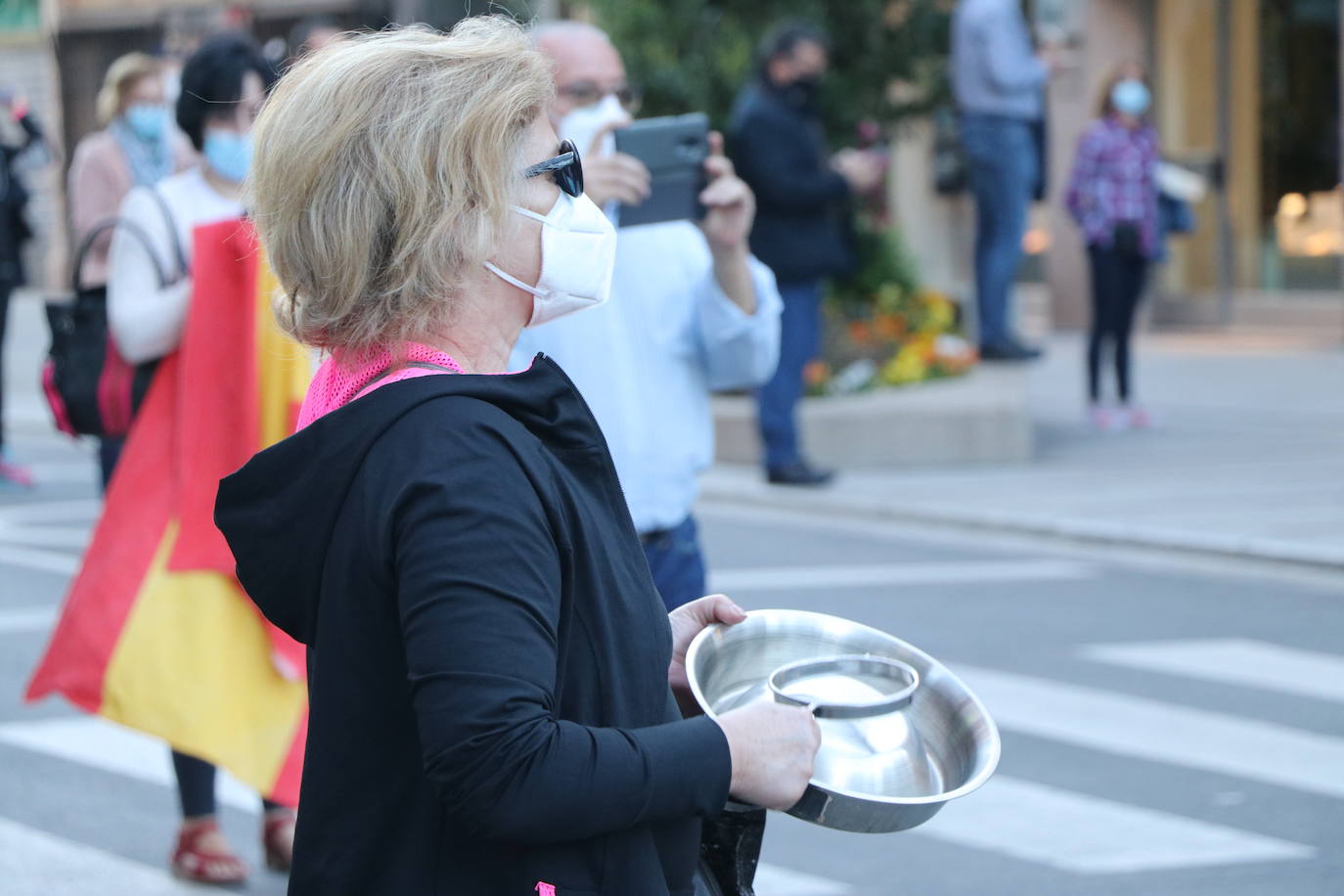 Más de 500 personas se concentraron este sábado, a las 21 horas, en la plaza de Santo Domingo de la capital leonesa para protestar contra el estado de alarma declarado para frenar la incidencia del COVID-19 y pedir la dimisión del Gobierno de España.