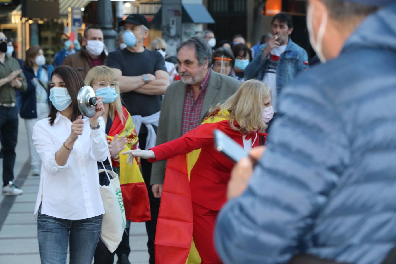 Más de 500 personas se concentraron este sábado, a las 21 horas, en la plaza de Santo Domingo de la capital leonesa para protestar contra el estado de alarma declarado para frenar la incidencia del COVID-19 y pedir la dimisión del Gobierno de España.