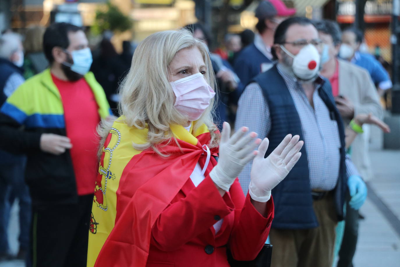 Más de 500 personas se concentraron este sábado, a las 21 horas, en la plaza de Santo Domingo de la capital leonesa para protestar contra el estado de alarma declarado para frenar la incidencia del COVID-19 y pedir la dimisión del Gobierno de España.