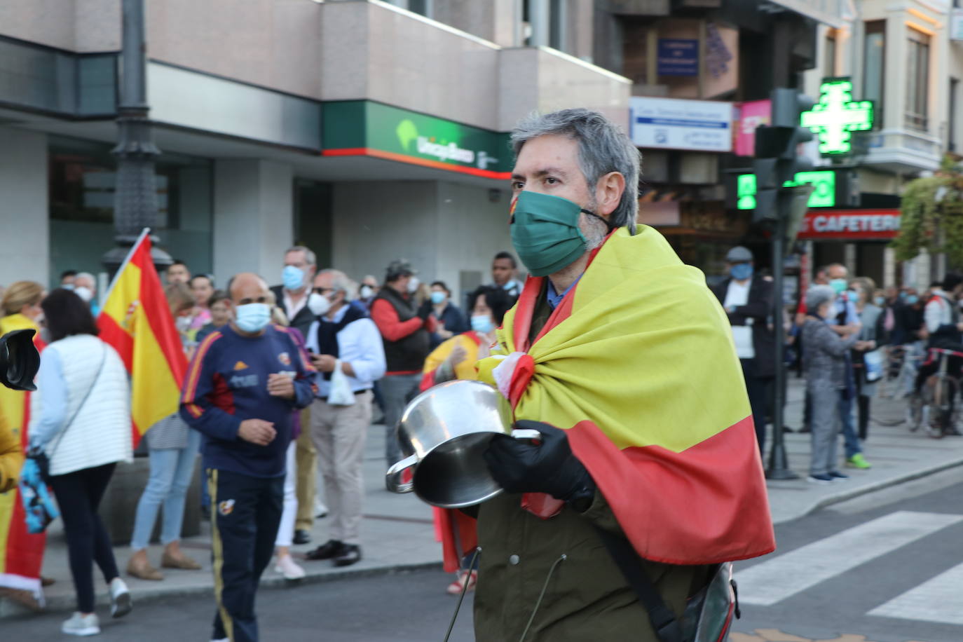 Más de 500 personas se concentraron este sábado, a las 21 horas, en la plaza de Santo Domingo de la capital leonesa para protestar contra el estado de alarma declarado para frenar la incidencia del COVID-19 y pedir la dimisión del Gobierno de España.