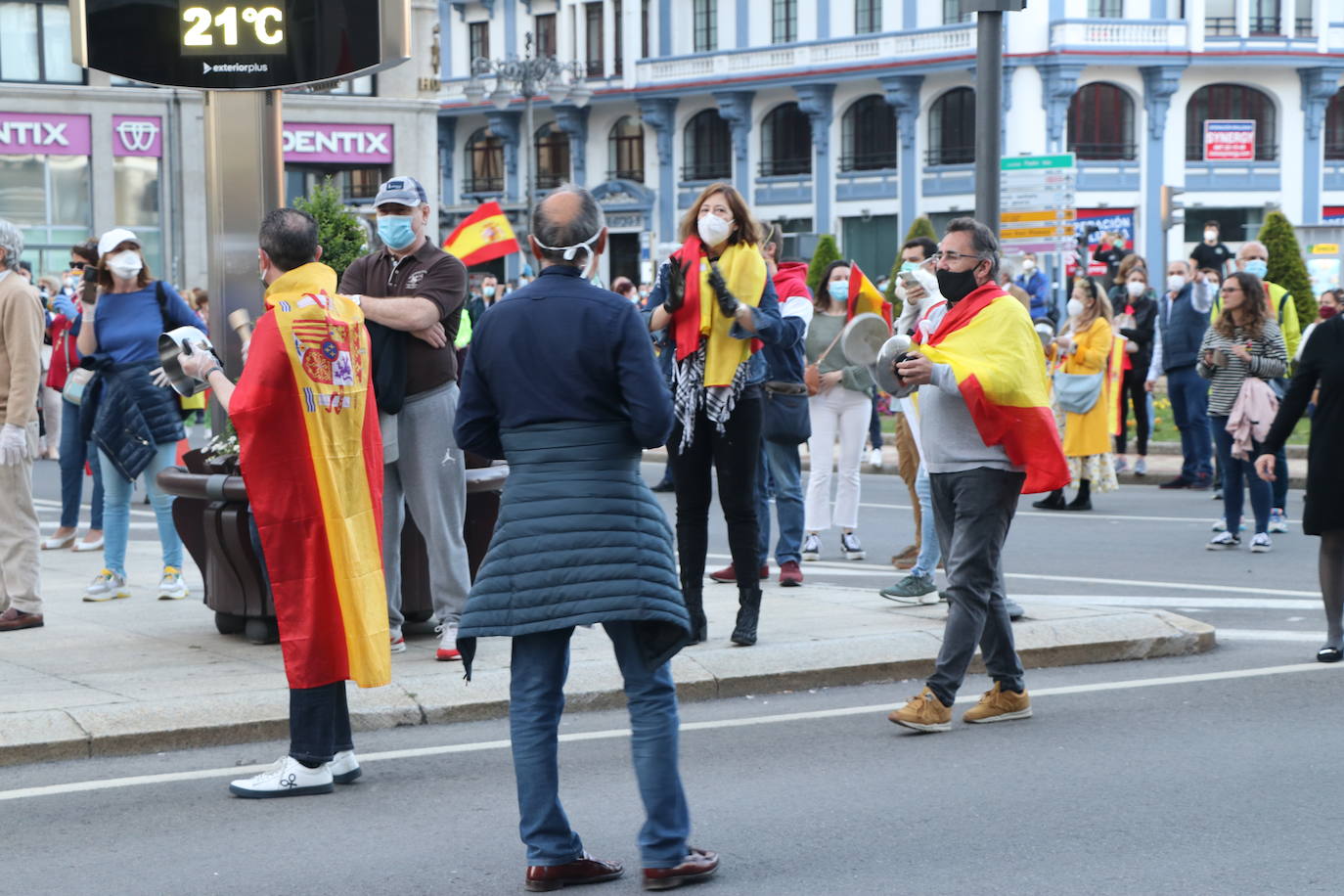 Más de 500 personas se concentraron este sábado, a las 21 horas, en la plaza de Santo Domingo de la capital leonesa para protestar contra el estado de alarma declarado para frenar la incidencia del COVID-19 y pedir la dimisión del Gobierno de España.