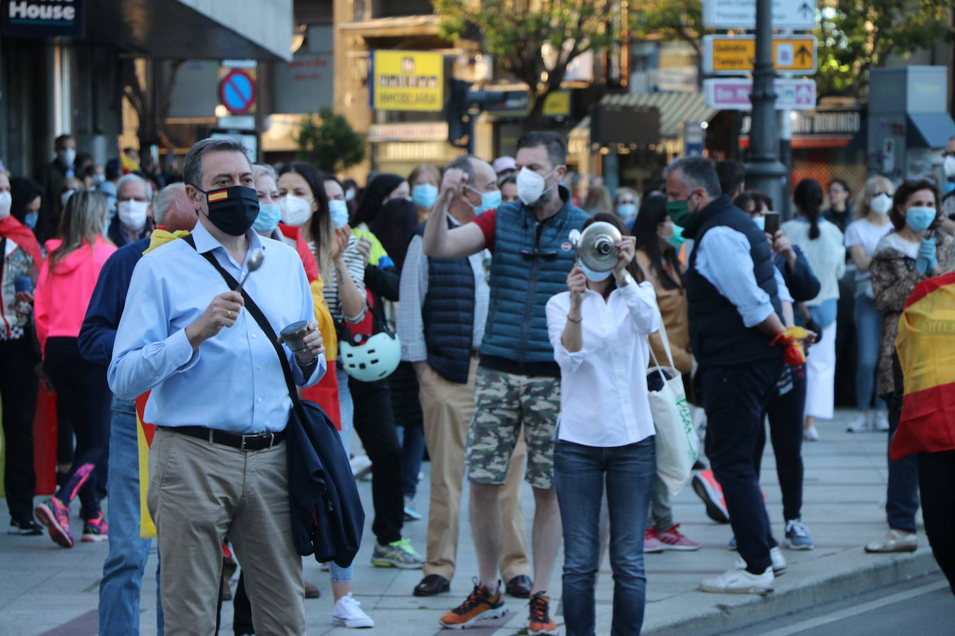 Más de 500 personas se concentraron este sábado, a las 21 horas, en la plaza de Santo Domingo de la capital leonesa para protestar contra el estado de alarma declarado para frenar la incidencia del COVID-19 y pedir la dimisión del Gobierno de España.