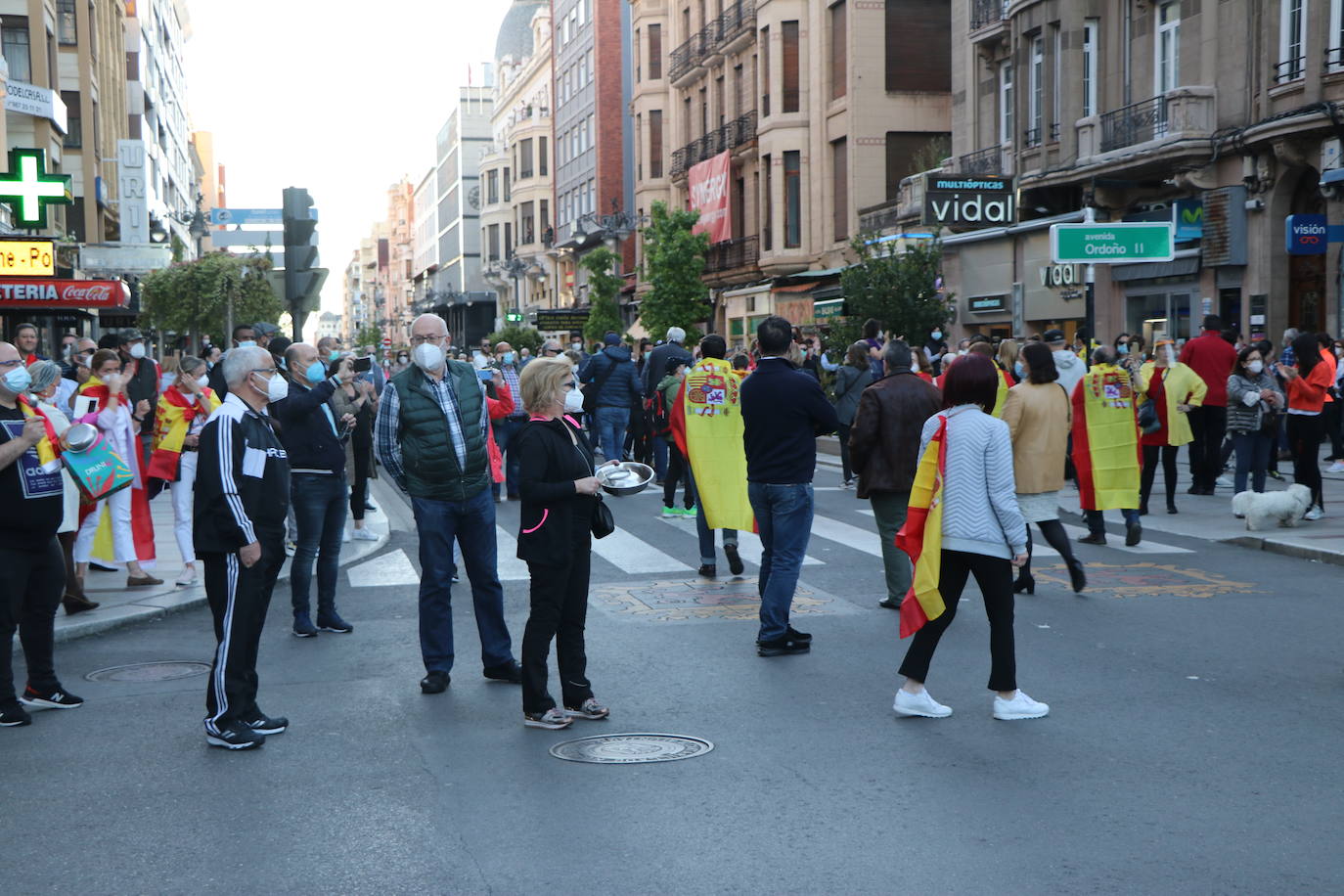 Más de 500 personas se concentraron este sábado, a las 21 horas, en la plaza de Santo Domingo de la capital leonesa para protestar contra el estado de alarma declarado para frenar la incidencia del COVID-19 y pedir la dimisión del Gobierno de España.