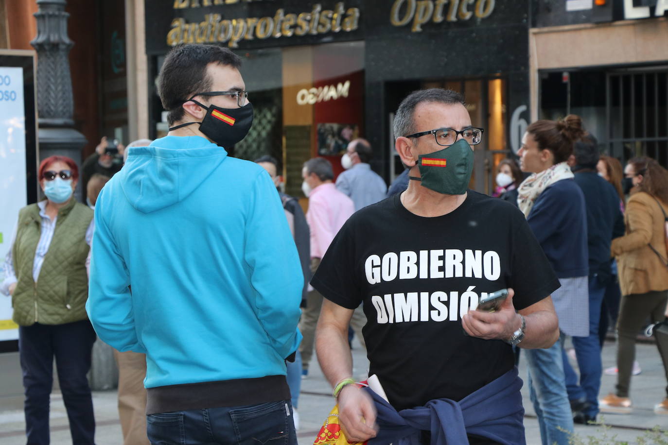 Más de 500 personas se concentraron este sábado, a las 21 horas, en la plaza de Santo Domingo de la capital leonesa para protestar contra el estado de alarma declarado para frenar la incidencia del COVID-19 y pedir la dimisión del Gobierno de España.