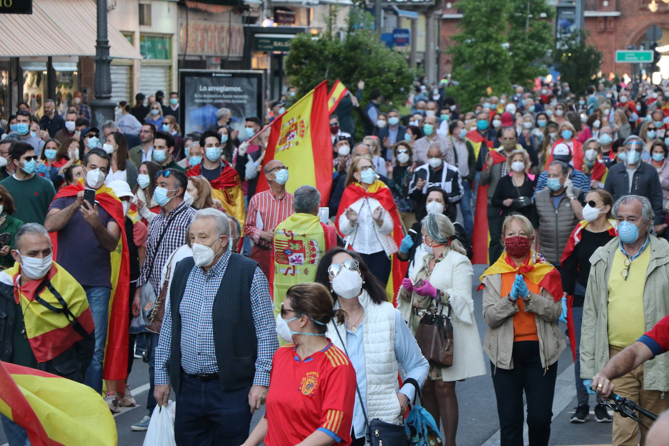 Más de 500 personas se concentraron este sábado, a las 21 horas, en la plaza de Santo Domingo de la capital leonesa para protestar contra el estado de alarma declarado para frenar la incidencia del COVID-19 y pedir la dimisión del Gobierno de España.