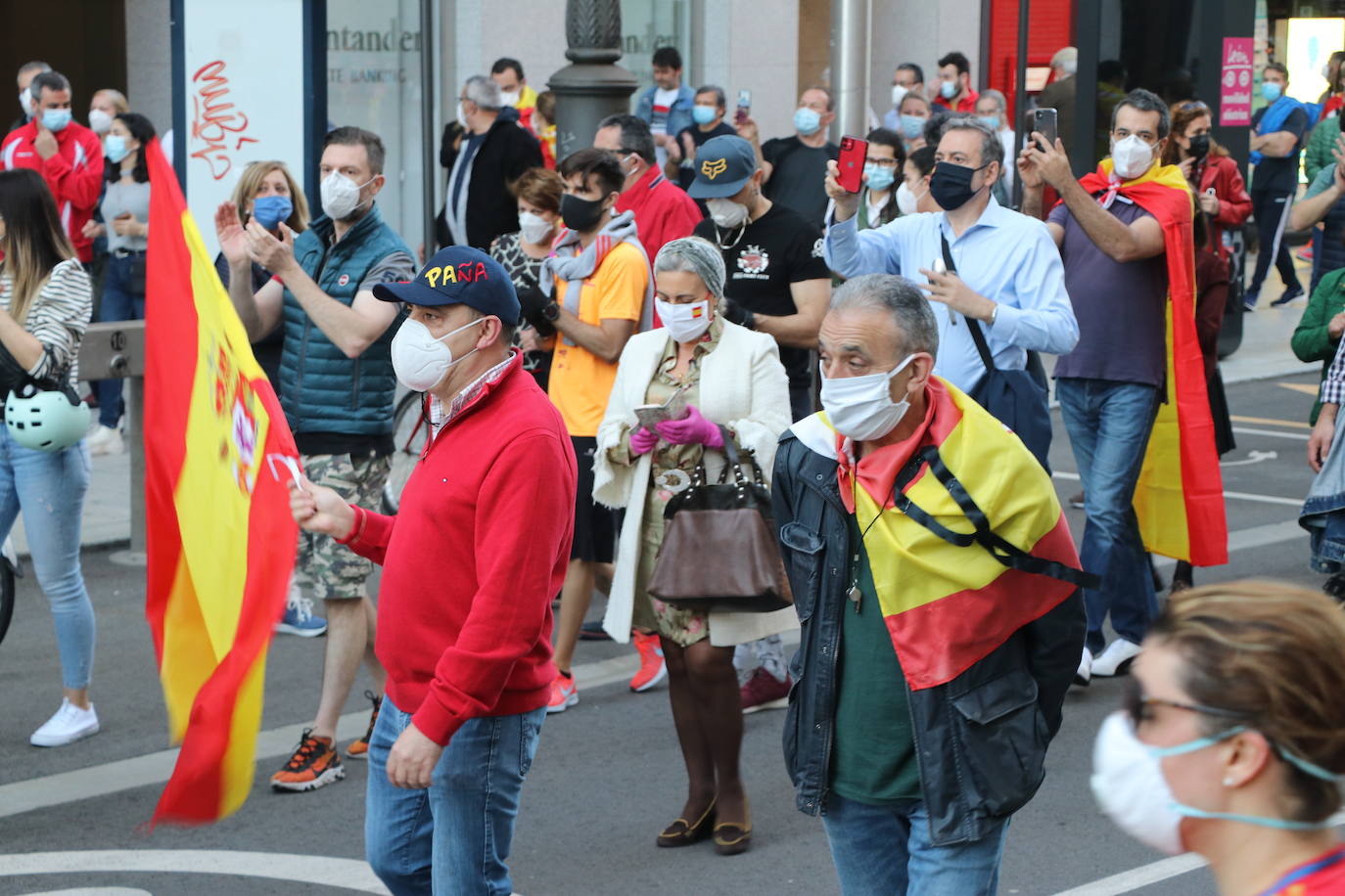 Más de 500 personas se concentraron este sábado, a las 21 horas, en la plaza de Santo Domingo de la capital leonesa para protestar contra el estado de alarma declarado para frenar la incidencia del COVID-19 y pedir la dimisión del Gobierno de España.