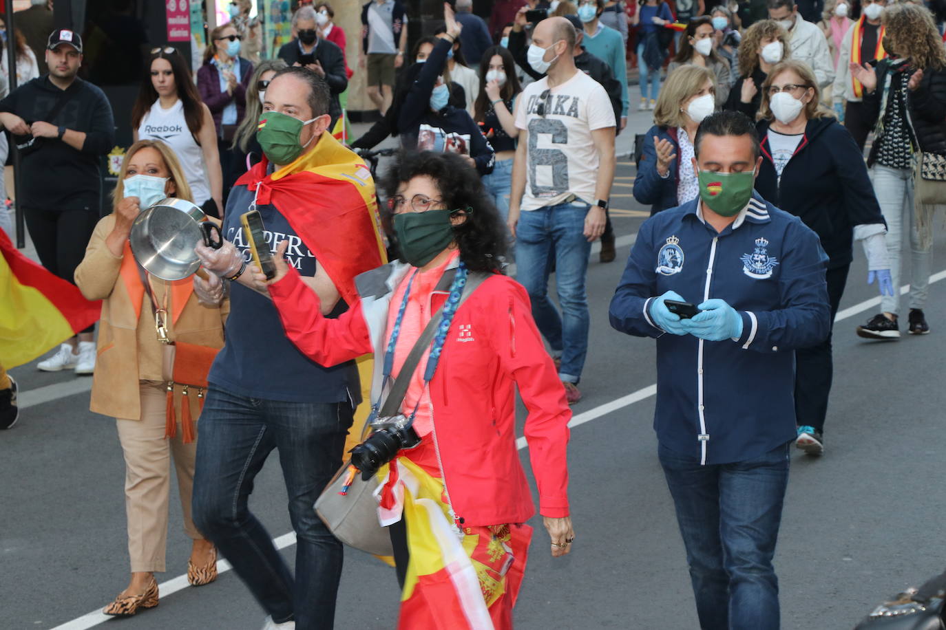 Más de 500 personas se concentraron este sábado, a las 21 horas, en la plaza de Santo Domingo de la capital leonesa para protestar contra el estado de alarma declarado para frenar la incidencia del COVID-19 y pedir la dimisión del Gobierno de España.