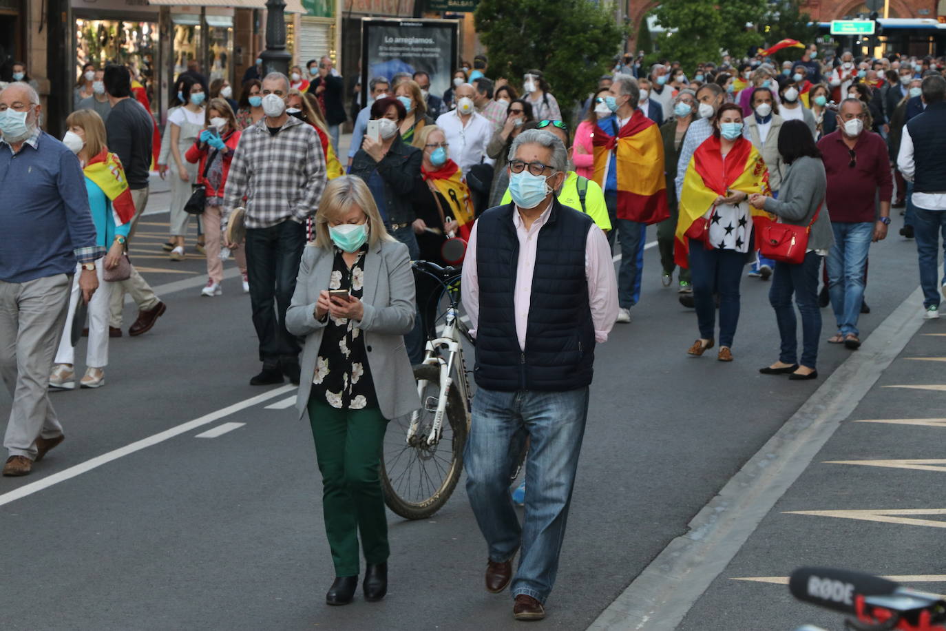 Más de 500 personas se concentraron este sábado, a las 21 horas, en la plaza de Santo Domingo de la capital leonesa para protestar contra el estado de alarma declarado para frenar la incidencia del COVID-19 y pedir la dimisión del Gobierno de España.