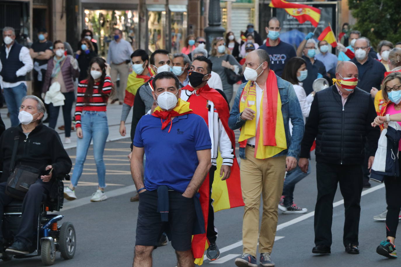 Más de 500 personas se concentraron este sábado, a las 21 horas, en la plaza de Santo Domingo de la capital leonesa para protestar contra el estado de alarma declarado para frenar la incidencia del COVID-19 y pedir la dimisión del Gobierno de España.