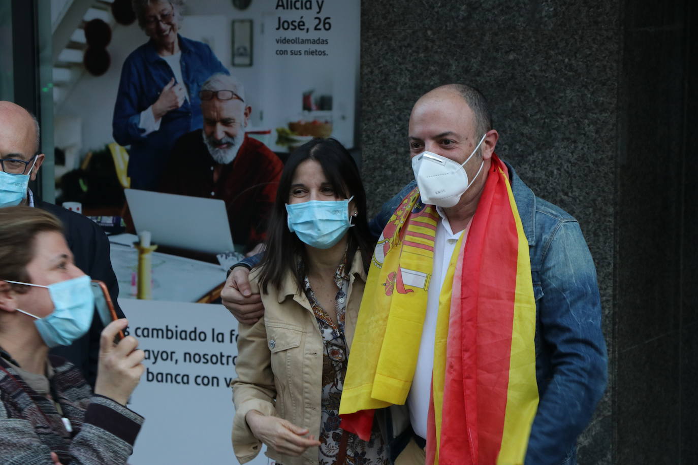 Más de 500 personas se concentraron este sábado, a las 21 horas, en la plaza de Santo Domingo de la capital leonesa para protestar contra el estado de alarma declarado para frenar la incidencia del COVID-19 y pedir la dimisión del Gobierno de España.